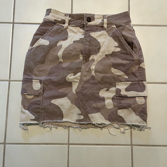 Hollister Camo Cargo Skirt - Picture 1 of 8